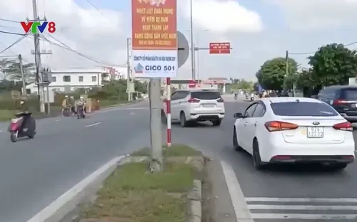 Xe "né" trạm thu phí, "cày" nát đường dân sinh