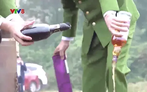 Nghệ An tiêu hủy hàng ngàn chai rượu ngoại không có nguồn gốc xuất xứ