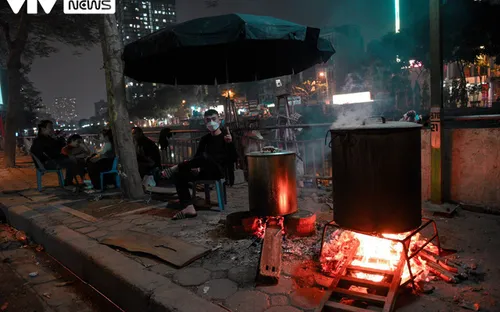 Đỏ lửa nồi bánh chưng xuyên đêm ở Hà Nội