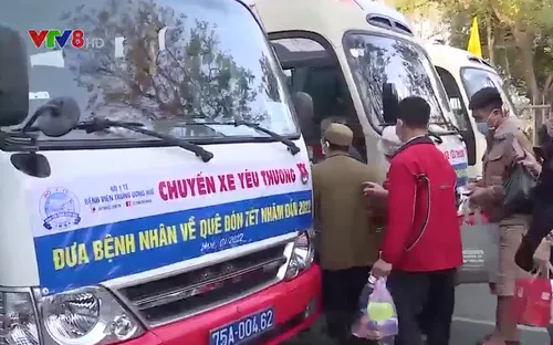 "Chuyến xe yêu thương" đưa bệnh nhân về quê ăn Tết
