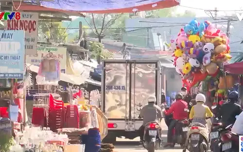 Họp chợ lấn đường, mất an toàn giao thông những ngày cuối năm