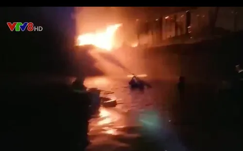 Ngày cuối năm 5 tàu cá đang neo đậu bốc cháy dữ dội