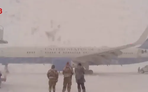 Tổng thống Mỹ mắc kẹt trên chuyên cơ vì bão tuyết