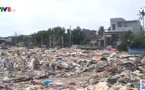 Rác thải tràn ngập bờ biển Quảng Ngãi