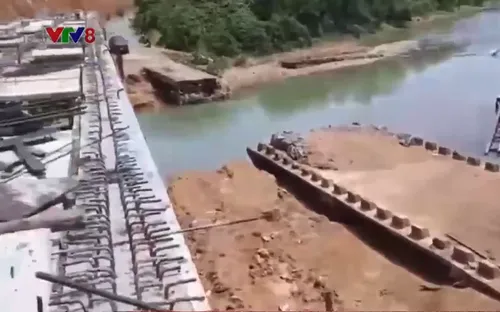 Cầu tạm bị lũ cuốn trôi