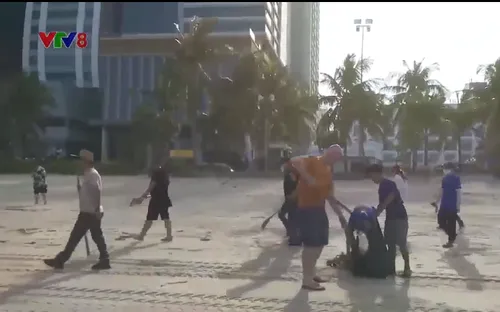 Đà Nẵng dọn dẹp bãi biển sau bão