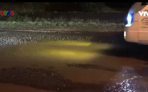 Vất vả lưu thông trong mưa lớn trong đêm trên Quốc lộ 1
