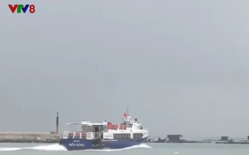 Vượt sóng lớn đưa 04 bệnh nhân vào đất liền điều trị