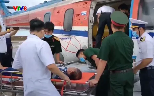Đưa ngư dân đột quỵ từ Trường Sa về đất liền chữa trị