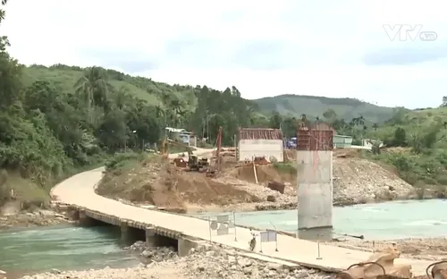 Gấp rút xây cầu vượt lũ trên tuyến Quốc lộ 40B