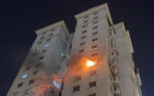 Cháy ngùn ngụt ở căn hộ chung cư tại quận Tây Hồ (Hà Nội)