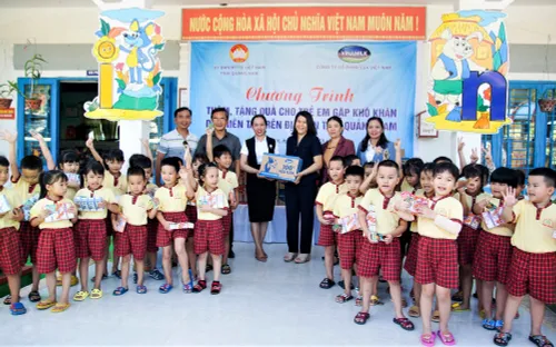 Vinamilk chung tay chia sẻ khó khăn với đồng bào miền Trung