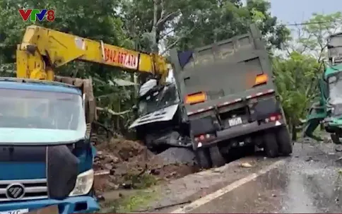 Nhiều ô tô hư hỏng sau tai nạn liên hoàn trên đường Hồ Chí Minh nhánh Đông