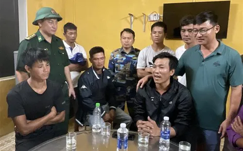 Cứu sống 9 ngư dân trôi dạt nhiều giờ trên biển