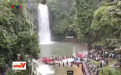 Trình diễn nghệ thuật thổ cẩm tại thác Pa Sỹ, thị trấn Măng Đen