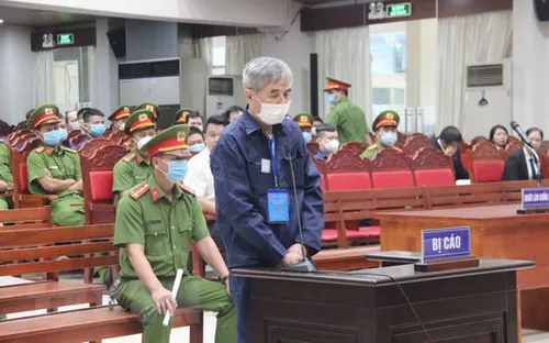 Vụ buôn lậu xăng dầu ở Đồng Nai: Đối tượng cầm đầu bật khóc tại tòa vì kéo con trai vào vòng lao lý