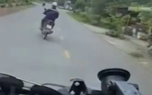 Xử phạt người đàn ông đi xe máy lạng lách, chắn đường xe cứu thương làm nhiệm vụ