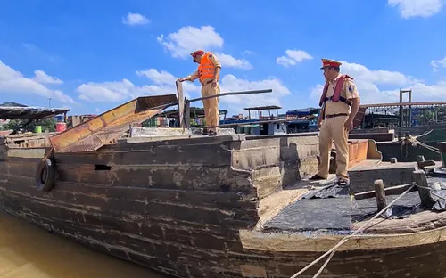 Đồng Nai: Bị CSGT truy bắt, cát tặc đánh chìm 2 ghe gỗ tẩu thoát