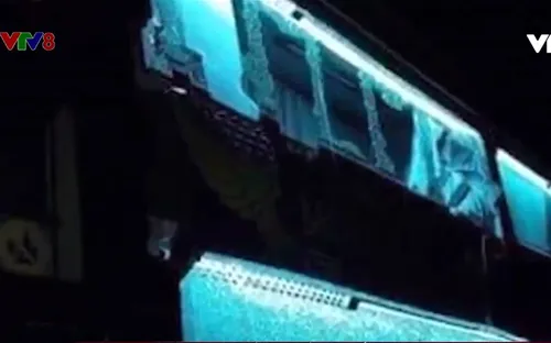 Điều tra, xử lý nghiêm thủ phạm ném đá vào xe khách trên QL14