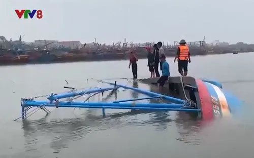 Biên phòng Quảng Bình hỗ trợ trục vớt tàu cá bị chìm