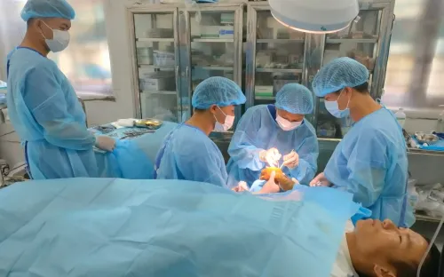 Cấp cứu ngư dân gặp nạn ở bệnh xá đảo Song Tử Tây (Trường Sa)