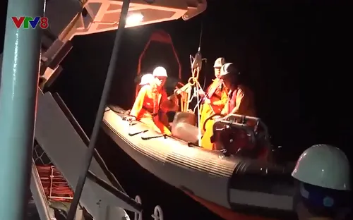 Cấp cứu kịp thời thuyền viên lâm bệnh nguy kịch trên vùng biển Hoàng Sa