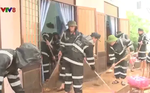 Lực lượng vũ trang Bình Định hỗ trợ dân khắc phục hậu quả mưa lũ