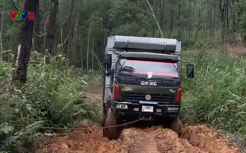 Đường xuống cấp ảnh hưởng đến cuộc sống của người dân