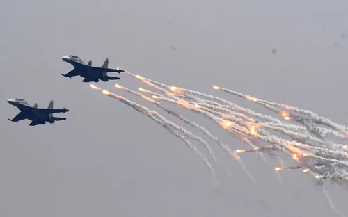 Tiêm kích Su-30MK2 trình diễn thả bẫy mồi nhiệt trên bầu trời Hà Nội