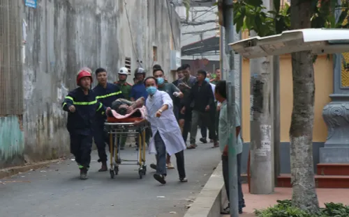 Sập giàn giáo xây dựng, 2 người thương vong