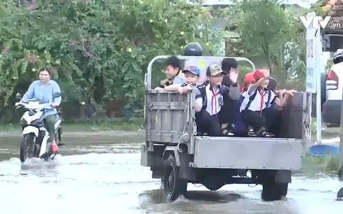 Phú Yên: Đường ngập kéo dài, gây khó khăn cho người dân