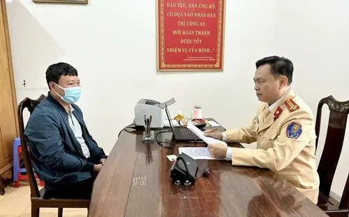 Tài xế xe Land Cruiser tự ý lắp đèn ưu tiên