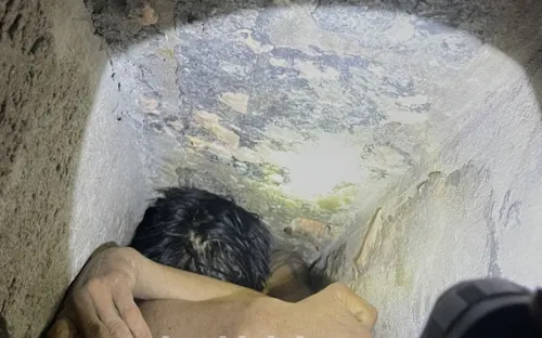 Phá tường giải cứu nghi phạm trộm xe máy bị mắc kẹt trong lối thông hơi