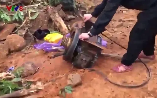 "Vàng tặc" đào hố cất giấu máy móc tại mỏ vàng Bồng Miêu