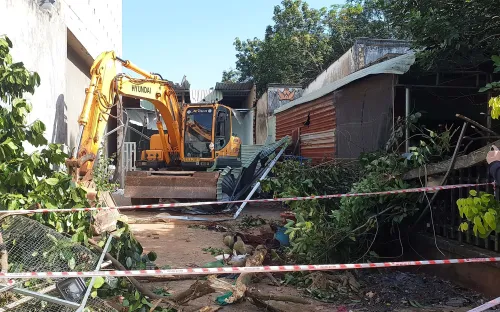 Mâu thuẫn làm ăn, thanh niên lái máy xúc phá sập 2 căn nhà