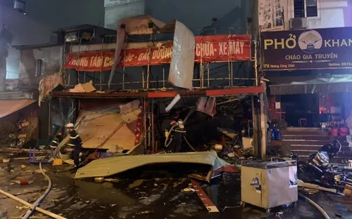 Hà Nội: Nổ lớn ở cửa hàng sửa xe, 3 người bị thương