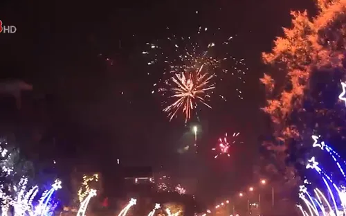 Người dân vẫn đốt pháo nổ trong đêm giao thừa