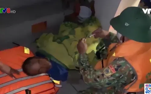 Đồn Biên phòng Cửa Đại cấp cứu ngư dân bị tai biến trên biển