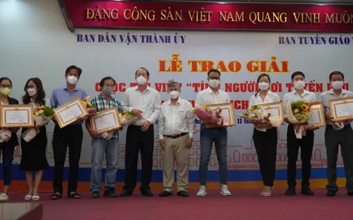 TP Hồ Chí Minh trao giải cuộc thi viết "Tình người nơi tuyến đầu chống dịch COVID-19"