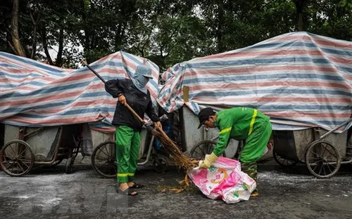Hà Nội: Thu nhập sụt giảm, nhiều công nhân môi trường xin nghỉ việc
