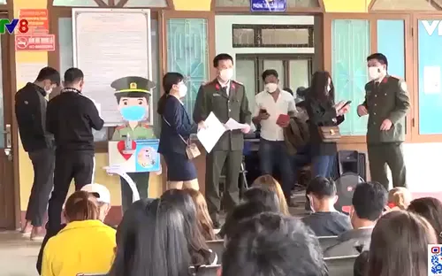 Lượng người đến làm thủ tục xuất nhập cảnh tăng đột biến