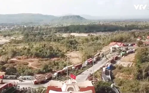 Hàng hóa qua cửa khẩu Lao Bảo tăng mạnh