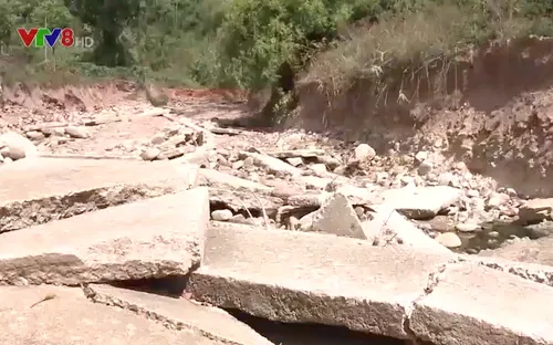 Lũ cuốn trôi đường độc đạo ở Gia Lai