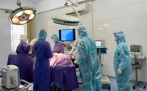 Phẫu thuật cấp cứu bệnh nhân vỡ khối chửa ngoài tử cung trong khu cách ly COVID-19