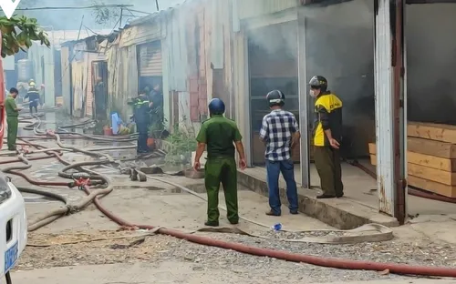 Cháy lớn tại công ty, nhiều tài sản bị thiêu rụi
