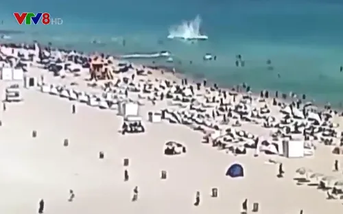 Trực thăng lao xuống bãi tắm đông nghịt du khách ở Mỹ