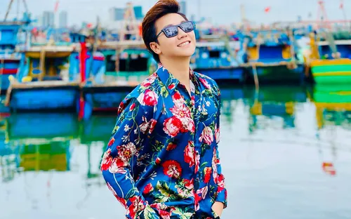 Thời trang đa sắc màu của MC Công Tố