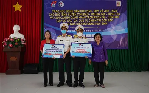 Trao học bổng Vừ A Dính cho học sinh Côn Đảo