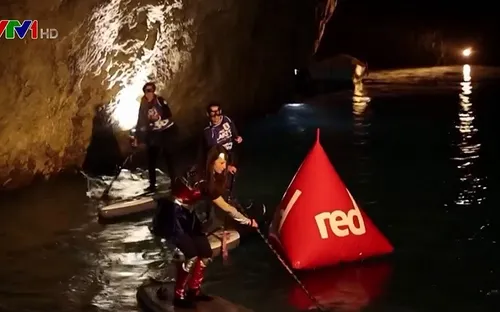 Đua thuyền trên hồ nước ngầm lớn nhất châu Âu