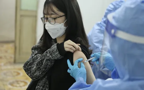 Khẩn trương nghiên cứu tiêm vaccine mũi 4 cho người lớn và mũi 3 cho trẻ 5-18 tuổi